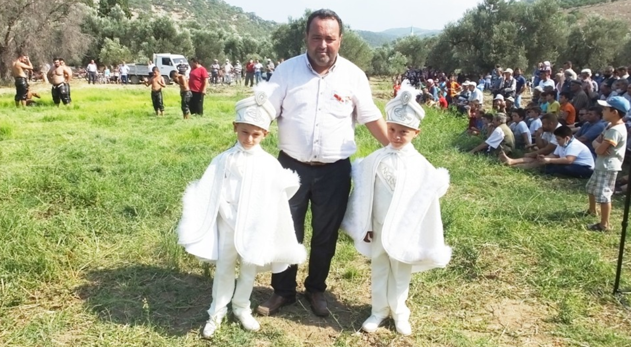 Oğullarının sünnet düğününde güreş müsabakası düzenledi